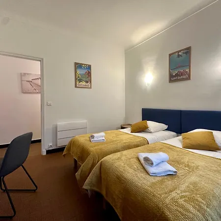 Tassigny A Parking Et Terrasse Apartamento Fréjus