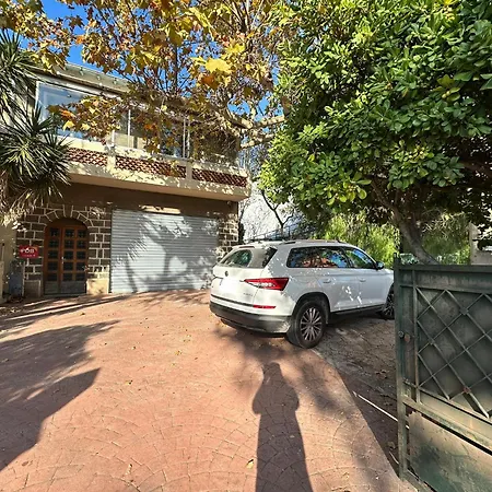 Tassigny A Parking Et Terrasse Apartamento
